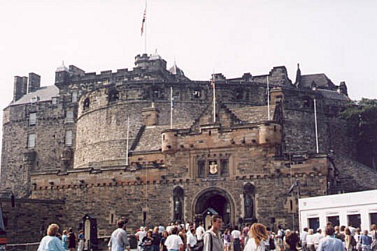 a non-clickable picture of the entrance to Edinburgh Castle